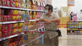 4月CPI公布  年增2.35%行政院主計總處5日公布4月消費者物價指數（CPI）年增率為2.35%，且重要民生物資CPI漲幅持續擴大，顯示民眾感受到的物價壓力仍然嚴峻。圖為民眾在台北市中山區一家賣場逛街消費。中央社記者徐肇昌攝  112年5月5日