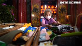 忙著整理幼童衣物的廟婆(圖/寶島神很大)