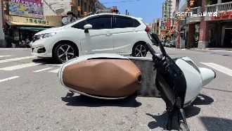 男騎士禮讓行人遭追撞！民眾傻眼：有夠衰