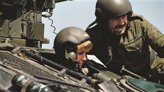 皇后不是黛安娜　她的軍裝照首度曝光