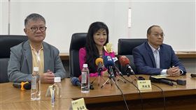 泰山經營權之爭延燒  龍邦5日召開記者會泰山經營權之爭持續延燒，市場派龍邦公司5日召開記者會並說明自身立場，出席者由左至右分別為龍邦董事長劉偉龍、泰山獨立董事陳敏薰、泰山董事韓泰生。中央社記者賴言曦攝  112年5月5日