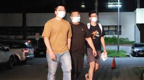 北市警所長涉收虛擬幣勾結詐團  法院裁定羈押禁見台北市警察局大同分局寧夏路派出所葉姓所長（中）涉嫌收受虛擬貨幣賄賂，洩漏個資給詐騙集團首腦「藍道」杜承哲。葉男3日到案否認收賄洩密，遭士檢聲押禁見，法院4日裁定准予羈押禁見。中央社記者謝幸恩攝  112年5月4日