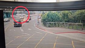 木柵路四段車禍，26歲鄭姓男子駕駛賓士車超速撞上正在等紅燈的3輛轎車釀1死。（圖／翻攝畫面）