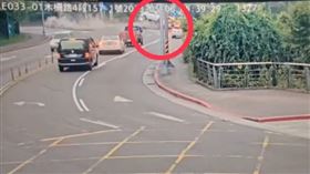 木柵路四段車禍，26歲鄭姓男子駕駛賓士車超速撞上正在等紅燈的3輛轎車釀1死。（圖／翻攝畫面）