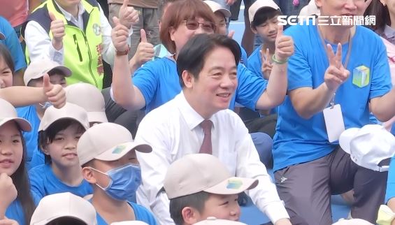 賴清德返母校萬里國小　民眾高喊：總統好