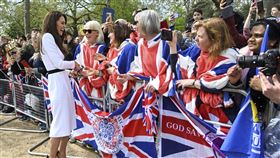 查爾斯三世加冕前　白金漢宮外王室成員驚喜現身民眾歡呼。美聯