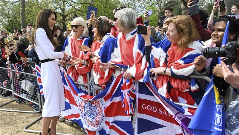 英王加冕禮前　威廉、凱特現身宮外引歡呼