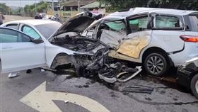 木柵,車禍 木柵路四段車禍，26歲鄭姓男子駕駛賓士車超速撞上正在等紅燈的3輛轎車釀1死。（圖／翻攝畫面）