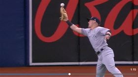 ▲洋基新同學包爾斯（Jake Bauers）在外野處理球瑕疵，讓光芒連跑3個壘包搶下超前分。（圖／翻攝自MLB官網）