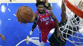 ▲本季MVP恩比德（Joel Embiid）傷癒回歸2場都輸球，76人遭1：2超前。（圖／美聯社／達志影像）