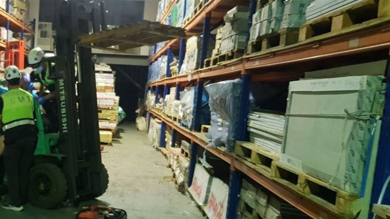 磁磚老闆操作堆高機　誤觸升降桿夾困慘死
