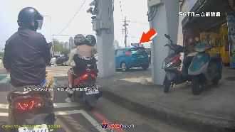 轎車「開上人行道」　網諷：台中式右轉嗎