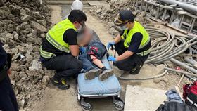 新北市，新莊，工安意外，花崗岩石板，倒塌，骨折