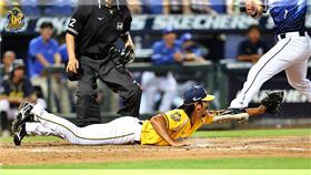 ▲林哲瑄第一時間跨過投手觸殺，但王凱程先觸殺到後腳改判出局。（圖／翻攝自兄弟臉書）