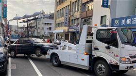 街頭違規廣告車又現身  台南市府再移置台南市政府1月曾將長期占用中西區府前路台灣銀行前路邊停車位的遊動廣告車輛強制拖吊，但3日發現車主再次以相同車輛違停在同一路段，市府4日再度執行強制拖吊。（台南市交通局提供）中央社記者楊思瑞台南傳真  112年2月4日