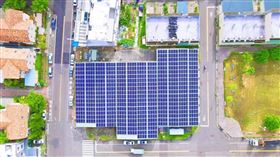 台南市政府為有效改善此狀況，陸續在公營的停車場上加蓋太陽能板，為車主遮擋陽光及雨水，同時利用光照來發電，現已規劃32座停車場為太陽能停車場。

圖／黃偉哲臉書