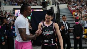 林書豪與前隊友霍華德相見歡。（圖／高雄17直播鋼鐵人提供）