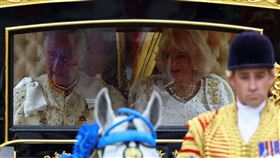 英國國王查爾斯和王后卡米拉乘坐鑽石禧年國家大巴從白金漢宮前往威斯敏斯特大教堂，參加他們在英國倫敦舉行的加冕典禮。（圖／路透社／達志影像）
