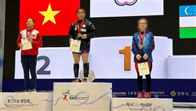 陳冠伶舉重亞錦賽3金入袋（2）台灣舉重小將陳冠伶（中）6日在舉重亞錦賽女子55公斤級勇奪3金且3破全國紀錄，總教練林敬能認為，陳冠伶成為世界級選手指日可待。（林敬能提供）中央社記者黃巧雯傳真  112年5月6日