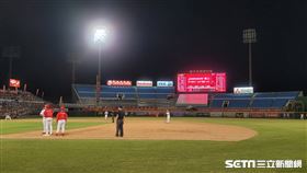 ▲青埔樂天桃園球場左外野燈柱沒亮，還是繼續比賽。（圖／記者劉彥池攝影）
