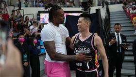 「魔獸」霍華德賽前與林書豪相見歡。（圖／高雄鋼鐵人提供）