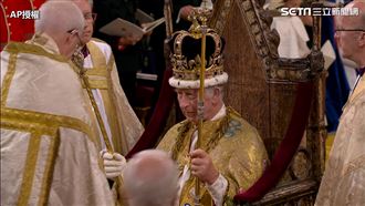 查爾斯三世戴上聖愛德華王冠　正式登基
