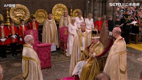 英王查爾斯正式戴上聖愛德華王冠，圖／AP影音授權