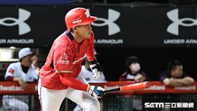 ▲味全龍三壘手劉基鴻敲安。（圖／記者劉彥池攝影）