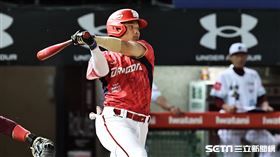 ▲味全龍外野手林孝程敲安，送回拿莫・伊漾、劉基鴻。（圖／記者劉彥池攝影）