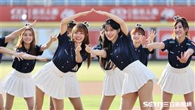 ▲樂天女孩林襄、李多慧合跳開場舞。（圖／記者劉彥池攝影）