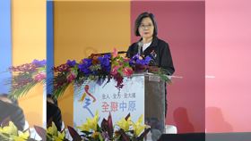 總統蔡英文親臨全大運開幕鼓勵參賽選手。（圖／中原大學提供）