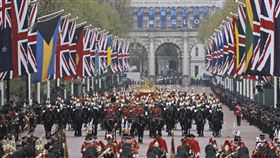 英王加冕  英國與大英國協展壯盛軍容英王查爾斯三世6日加冕，英國及其海外領地與來自33個大英國協成員國總計逾萬名軍員冒雨執行慶典任務，陣容為70年來僅見。（英國國防部提供）中央社記者陳韻聿倫敦傳真  112年5月7日