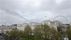 英王加冕  空軍特技飛行小組「紅箭」表演英王查爾斯三世6日加冕，英國空軍特技飛行小組「紅箭」展示空中分列式，飛越倫敦上空。（英國國防部提供）中央社記者陳韻聿倫敦傳真  112年5月7日