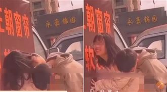 高中情侶靠車體掩護　當街嘿咻激戰片瘋傳