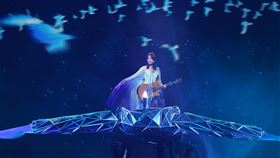 蔡健雅小巨蛋開唱（1）歌手蔡健雅6日晚間在台北小巨蛋舉行「Let's Depart！給世界最悠長的吻」演唱會，開場時在大型機械鳥裝置上演唱Bluebirds。中央社記者徐肇昌攝  112年5月6日