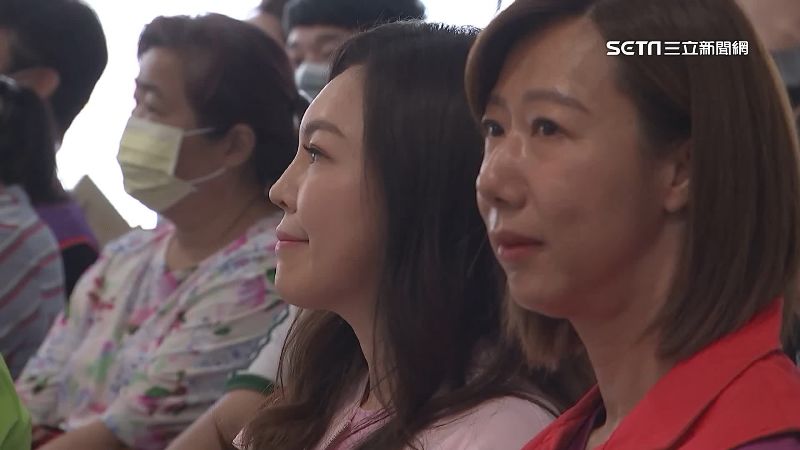 同台郭曉玲　曾馨瑩向郭台銘喊「加油」！