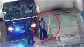 ▲詐騙林百里妻子，向多名政商名流詐騙3.7億餘元的名媛朱立安(中)穿深藍色球衣，紮馬尾、戴眼鏡、口罩，完全沒有名媛模樣。（圖／翻攝畫面）