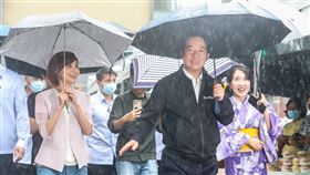 郭雅慧陪賴清德跑行程民進黨主席賴清德（前右）將角逐2024總統大選，7日下午在台北出席親子園遊會活動時，其競選團隊發言人郭雅慧（前左）也陪同現身跑行程。中央社記者裴禛攝  112年5月7日