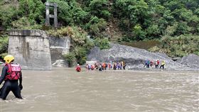 登山客受困丹大林道  消防助渡溪脫困南投縣信義鄉丹大林道5.5公里處因雨坍方，10名登山者7日求救後自行脫困，但指「後面還有人」，消防局派員到場再協助近60人渡濁水溪脫困。（民眾提供）中央社記者蕭博陽南投縣傳真  112年5月7日