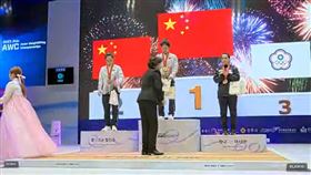 台灣「舉重女神」郭婞淳（右）7日在舉重亞錦賽替台灣搶下3面銅牌。（圖取自國際舉重協會YouTube網頁youtube.com）