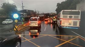 新北市,淡水,公車,電線桿,天雨路滑
