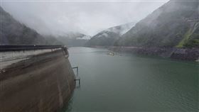 鋒面來襲  德基水庫獲挹注全面蓄水台中市6日晚間開始下雨，德基水庫集水區也有降雨，雨水為德基水庫帶來水量的進帳。大甲溪發電廠7日表示，目前德基水庫停止放流發電，全面蓄水。（民眾提供）中央社記者趙麗妍傳真  112年5月7日