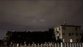 彰化昨日上空出現不明光點來回盤旋。（圖／翻攝自爆廢公社二館）