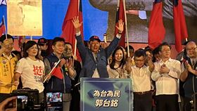 郭台銘首場造勢在高雄（1）鴻海集團創辦人郭台銘（中舉手者）積極爭取國民黨提名參選總統，7日晚間在高雄鳳山舉辦首場造勢活動，妻子曾馨瑩（右4）等人也陪同出席。中央社記者林巧璉攝  112年5月7日