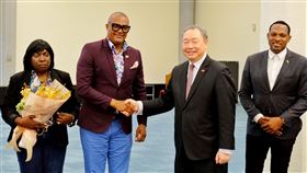 聖克里斯多福副總理韓利  8日清晨搭機抵台訪問聖克里斯多福及尼維斯副總理韓利（左2），8日率團搭機抵台展開5天的訪問行程，韓利未在桃園國際機場發表談話，副總統賴清德將接見訪團，就雙邊合作及共同關切事項交換意見。中央社記者吳睿騏桃園機場攝  112年5月8日