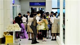 星宇航空部分滯日旅客返台（1）星宇航空因調度等問題，導致大批旅客6日被迫夜宿東京成田機場，7日緊急調派班機接回滯日民眾，部分旅客下午總算返抵台灣，地勤人員現場準備鳳梨酥送給每一名乘客。中央社記者吳睿騏桃園機場攝  112年5月7日