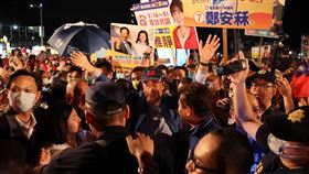 郭台銘7日晚間在高雄鳳山舉辦大型造勢晚會，他刻意以台語全程致詞，營造台灣阿銘的親民形象，引發討論。（圖／翻攝自郭台銘臉書）