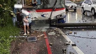 下坡路滑剎不住　公車追撞前車再撞電桿