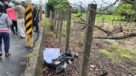 苗栗通霄，天雨路滑，電動機車轉彎，打滑，騎士頭部重創死亡(圖／翻攝畫面)