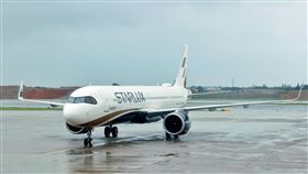 星宇航空部分滯日旅客返台（3）大批星宇航空旅客6日被迫夜宿東京成田機場，星宇航空7日清晨調度一架班機飛往東京，加上原本另一架計劃返台班機共同接回旅客，首批滯留旅客約在下午3時40分返抵國門。中央社記者吳睿騏桃園機場攝  112年5月7日